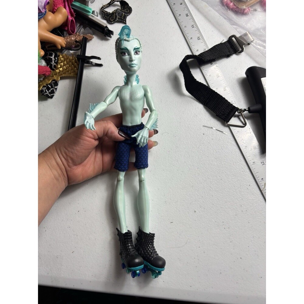 Monster High Gillington Gil Webber Skull Shores Boy Doll Accessories